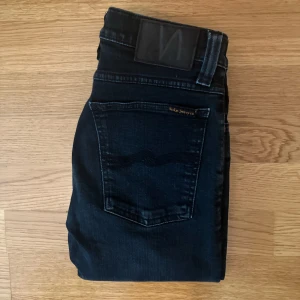 Nudie jeans Marinblå  - Säljer dessa riktigt feta nudie jeans i storlek W26 L34 i modellen Tight Long John. Pris kan diskuteras vid snabb affär. Vid minsta funderingar eller intresse är det bara att kontakta 🙏🏼🙏🏼