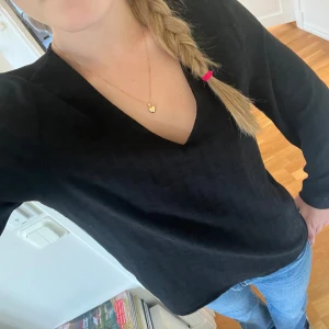 Svart v-ringad blus - Jättefin blus från Vero Moda som passar i många tillfällen💗💗