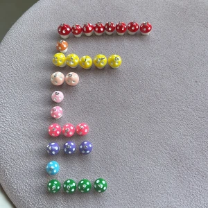 Färgglada svampberlocker till smycken - Säljer ett gäng söta svampberlocker i olika färger som röd, gul, grön, blå, lila, rosa, orange och beige. Perfekta att använda till halsband, armband eller örhängen. Alla berlocker har vita prickar och metallögla för enkel montering. Skapa dina egna unika smycken!