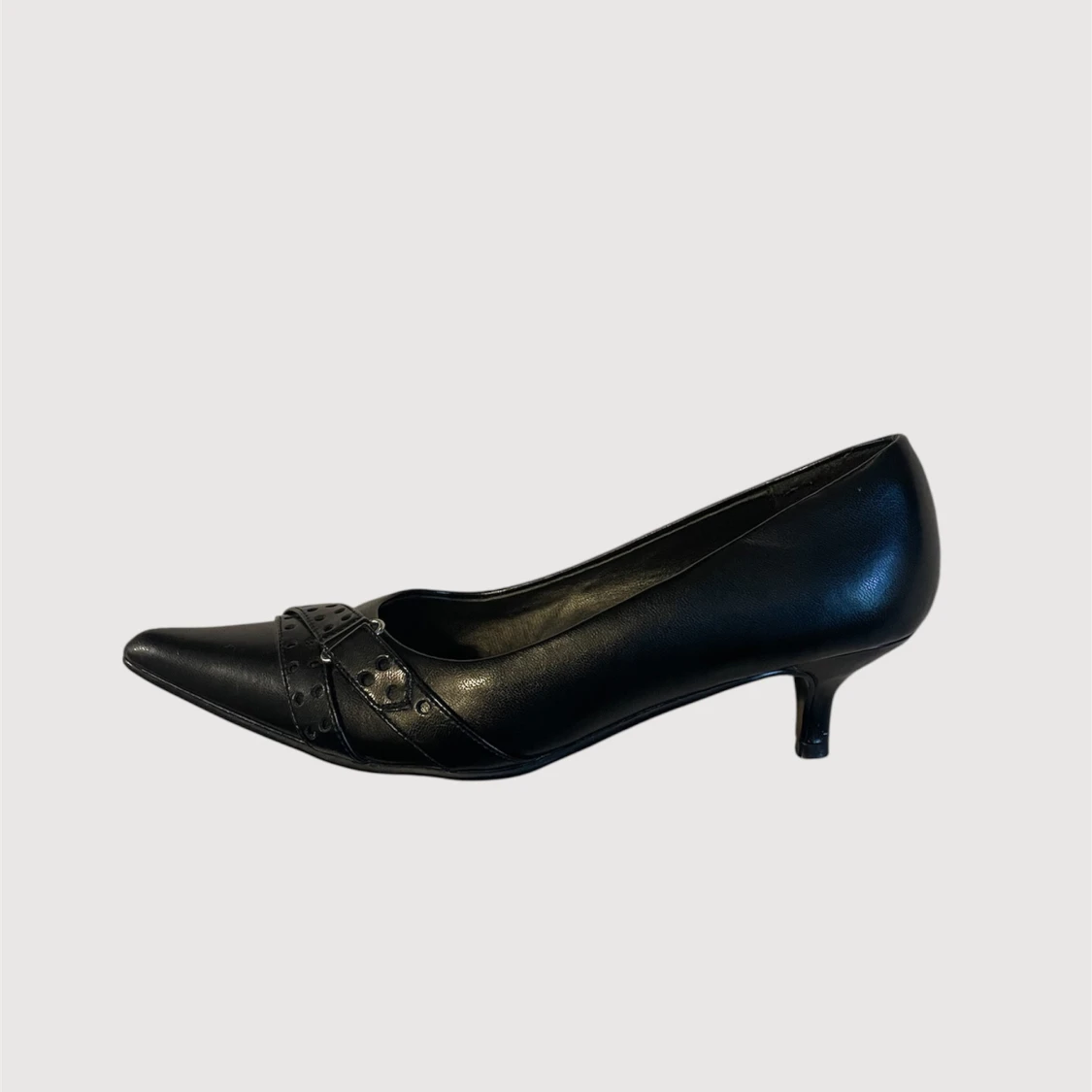 Svarta, spetsiga kitten heels med spänne - 1