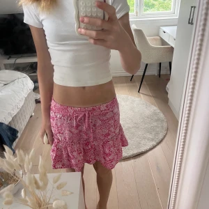 Rosa blommig volangkjol från Zara - Supersöt kort kjol från Zara i rosa och vitt med blommigt mönster som  har inbyggda shjorts under💕