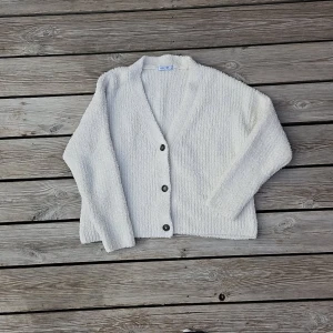 Fluffig kofta - En riktigt gullig vit kofta från Hailys i storlek S/36, passar flera storlekar beroende på passform! Stilren och mjuk, passar till allt. Sällan använd, väldigt fint skick 