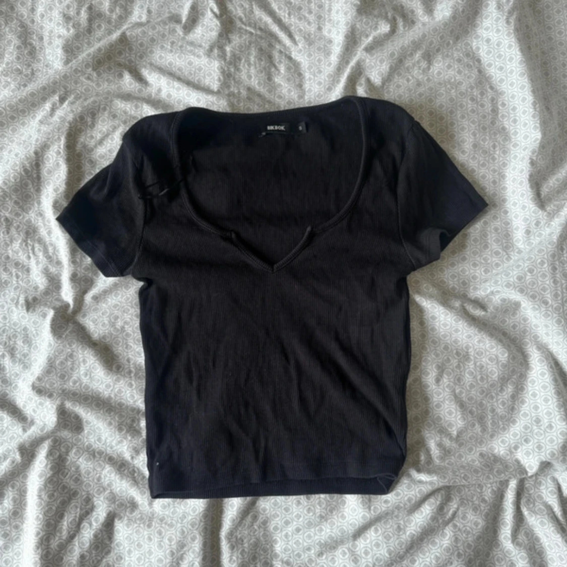 Svart ribbad topp med v-ringning Bik Bok