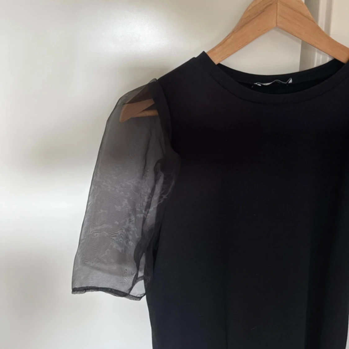 Svart topp med puffärmar från Zara - 1