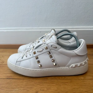 Valentino rockstud sneakers - Säljer nu dessa fina valentino skor | Super fint skick | Storlek 37,5 | Kommer även med kvitto | Hör gärna av er vid frågor eller funderingar 