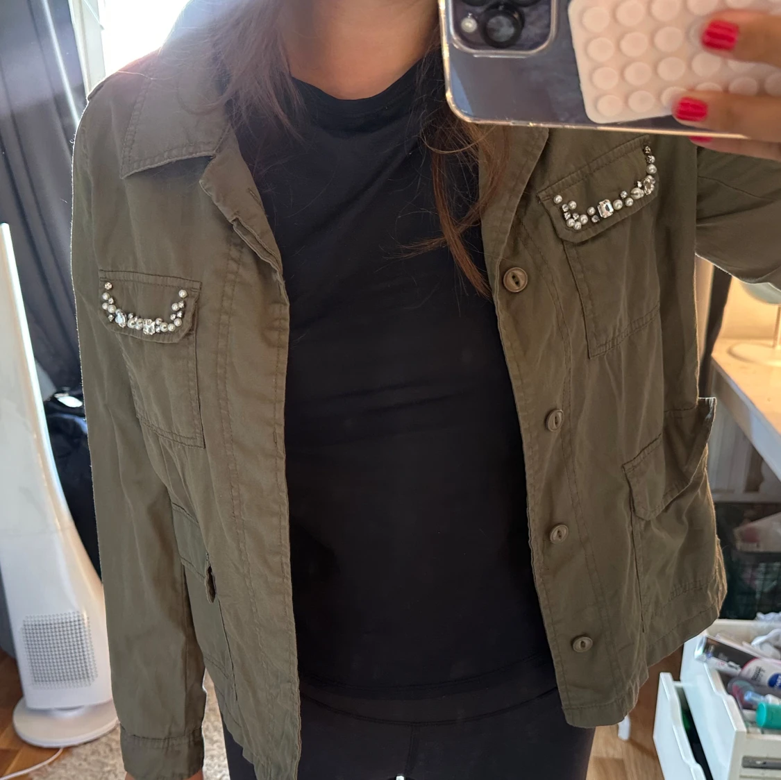 Olivgrön overshirt med pärldetaljer