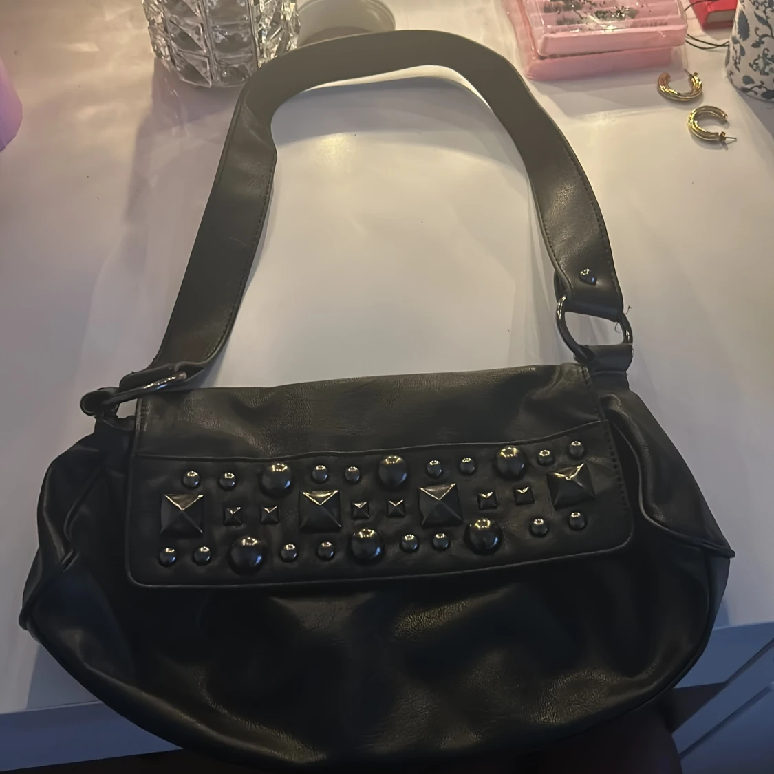 Svart axelväska med nitar