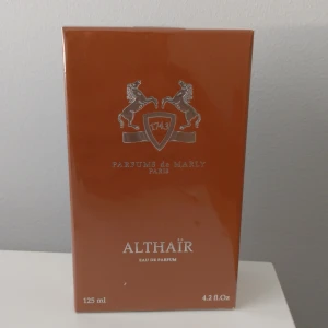 Parfums de Marly Althaïr EdP 125ml - Althaïr Eau de Parfum från Parfums de Marly i en lyxig brun kartong med silverdetaljer. Flaskan rymmer 125 ml och är tillverkad i Frankrike. Doften är exklusiv och elegant, perfekt för dig som vill sticka ut med en unik signaturparfym.