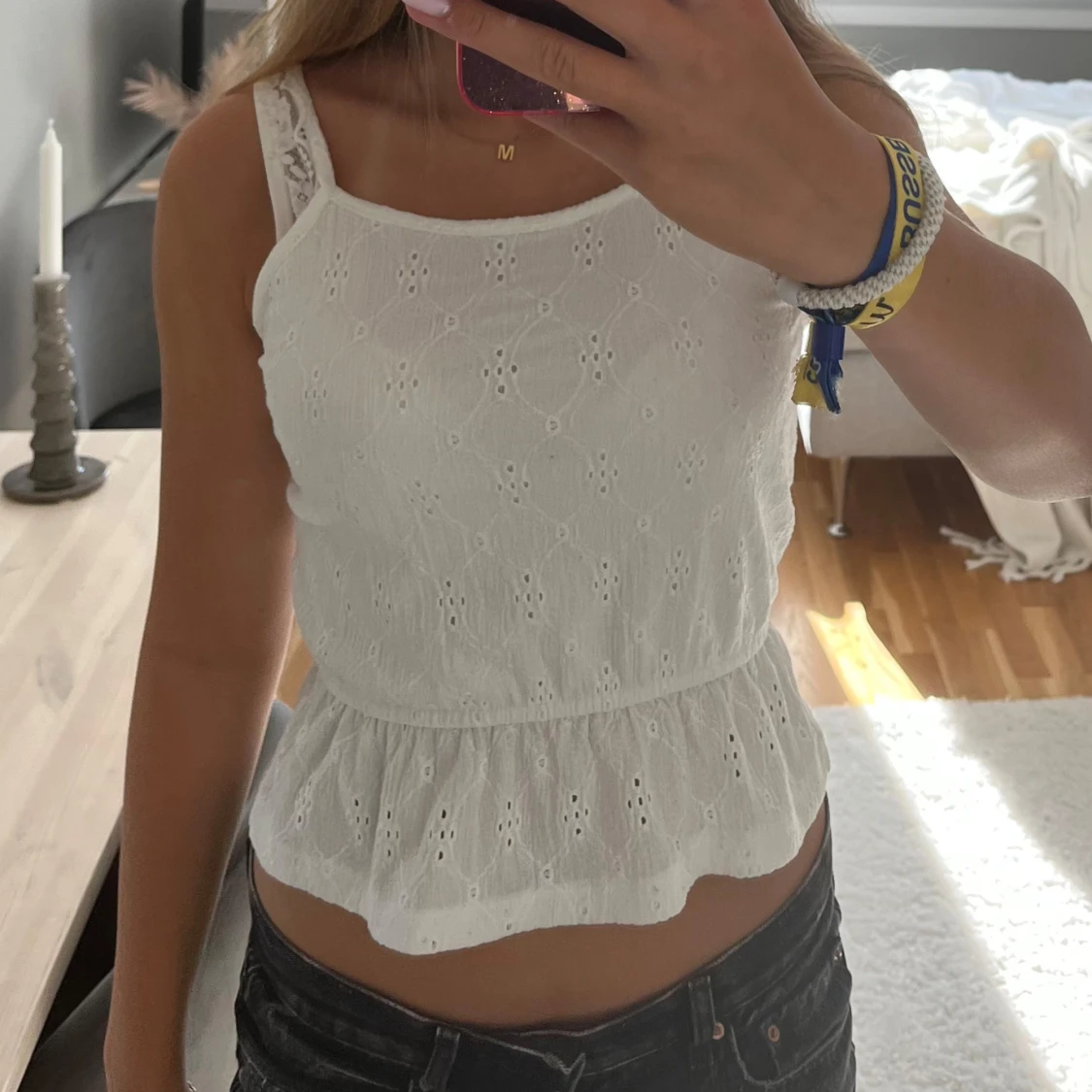 Vit broderad linnetopp med volang - 1