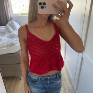 Röd virkad linnetopp med volang - Superfin röd virkad linnetopp. Ny med prislapp på.