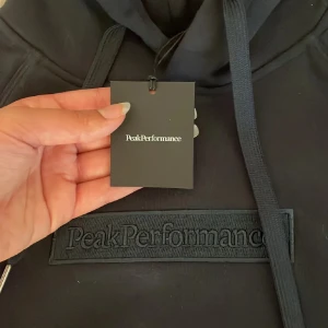 Helt ny Svart/mörkblå hoodie från Peak Performance - Peak performance hoodie som jag fick i present för flera år sedan men som ännu inte är använd, helt ny och prislappen är kvar! Unisex storlek XS Pris går att diskutera 