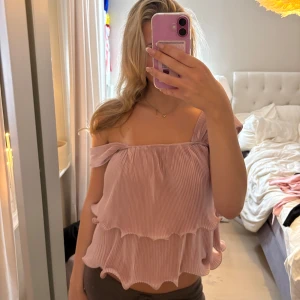 Ljusrosa volangig offshoulder topp - Superfin ljusrosa topp med volanger och offshoulder-design. Knappt använd.  Storlek M 