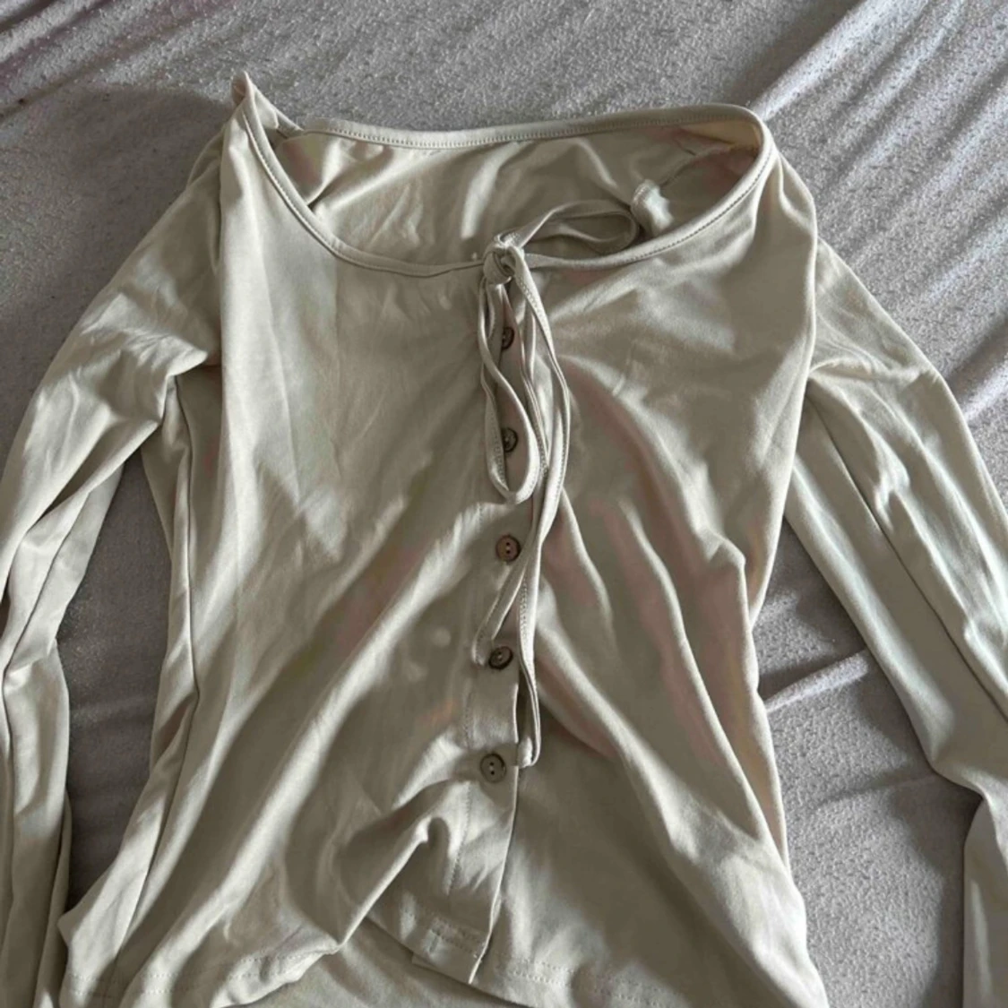 Beige långärmad topp med knyt