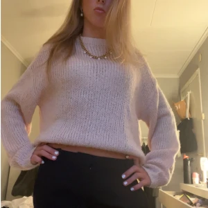 Stickad tröja  - Säljer en superfin stickad tröja från H&M. Använd sparsamt men något sliten längs halsen.🩷 