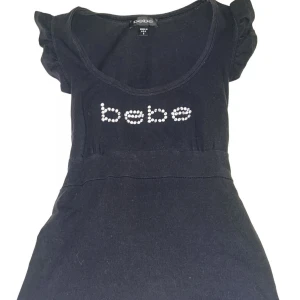 Svart topp  från Bebe - Assnygg  topp från Bebe. Priset går att diskutera!🤗 