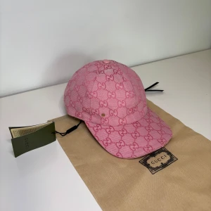 Gucci keps - Säljer en helt ny Gucci keps. Finns fler spännande varor på profilen!!