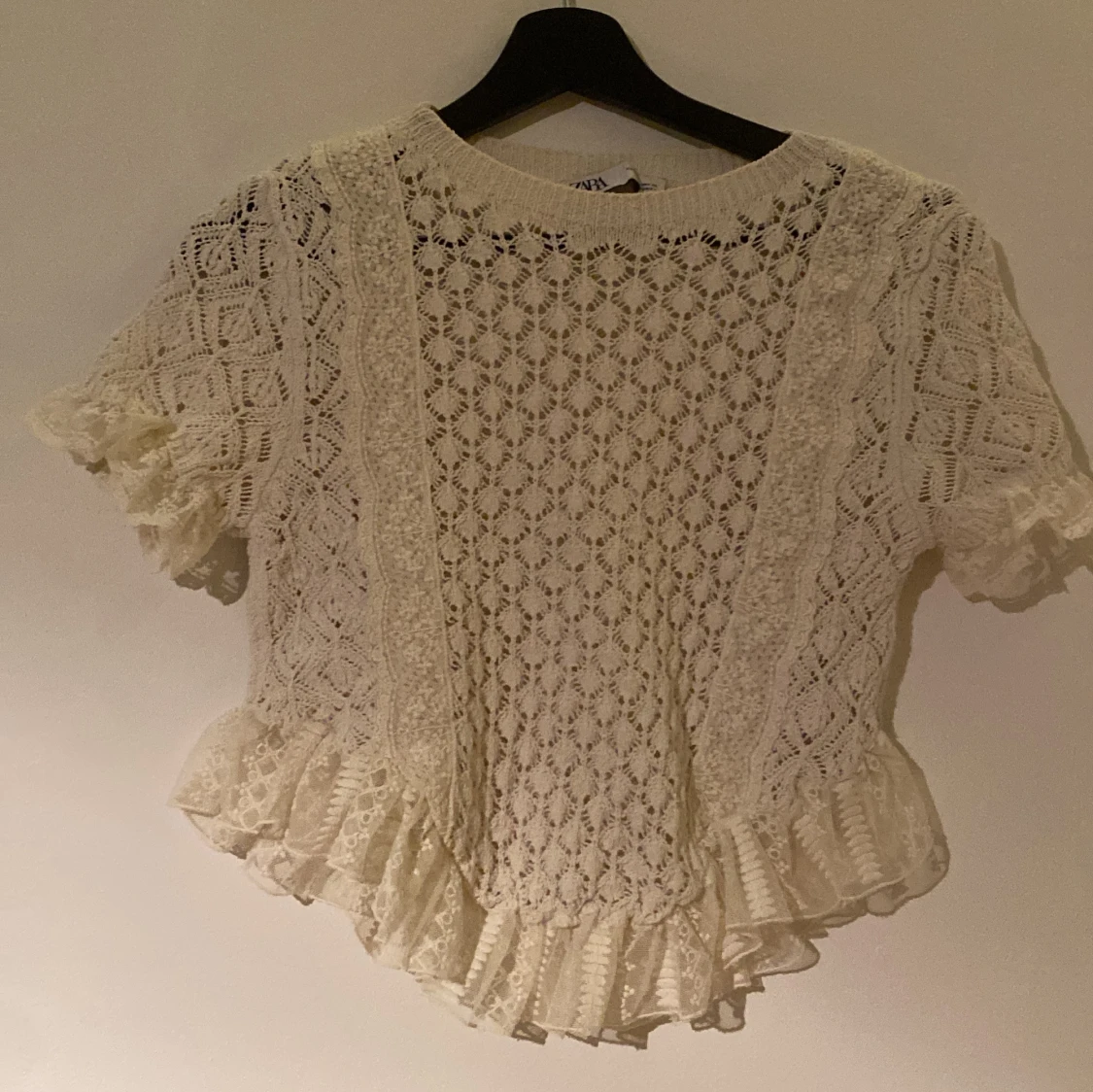 Vit spetsblus med volang från Zara