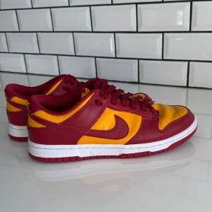 Nike Dunk Low | Midas Gold - Storlek 42, Bra skick.