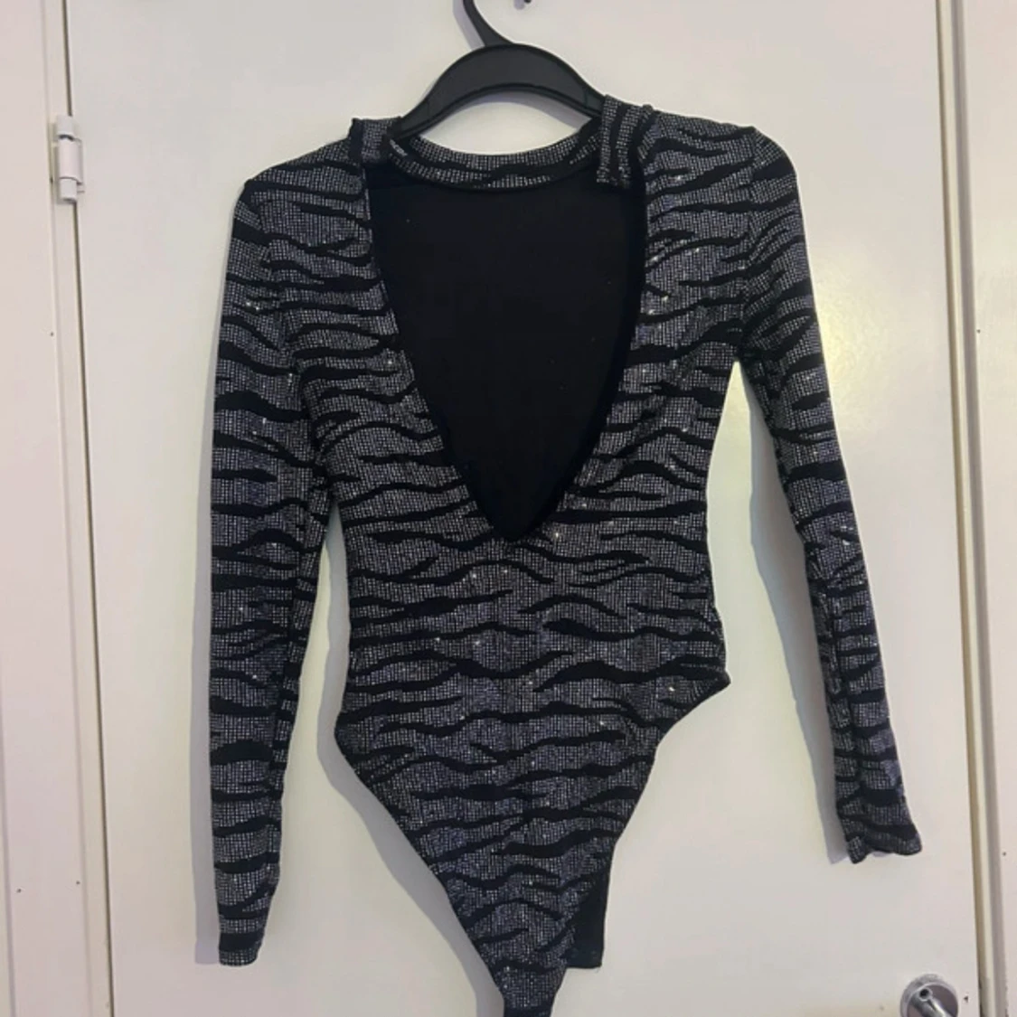 Glittrig zebramönstrad långärmad body - 1