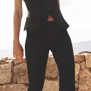 Svart figursydd väst med knappar - Säljer denna så snygga topp pga att den aldrig kommer till användning, prislappen är kvar på och i storlek S🥰 skriv för flera bilder 