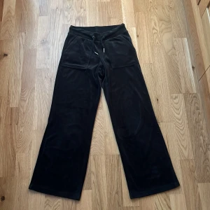 Svarta mjukisbyxor från 157, stl 140 - Svarta mjukisbyxor från 157 i storlek 140. Byxorna har breda ben, byxorna har också snörning och stora fickor både fram och bak. Mjukt och skönt material som passar perfekt för chill dagar. 