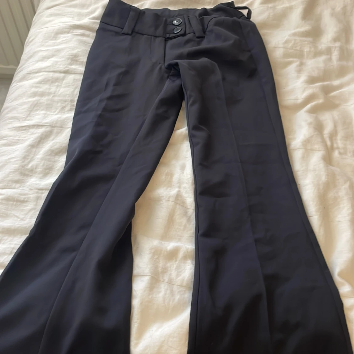 Svarta bootcut kostymbyxor från RYVLS