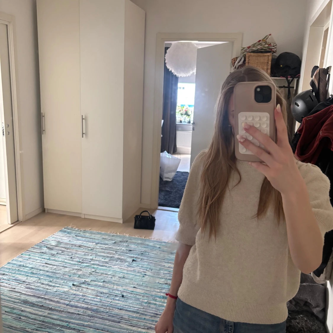 Beige stickad tröja med puffärm