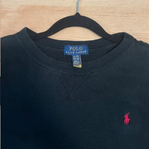 Svart fleece crewneck från Polo Ralph Lauren - Svart fleece crewneck sweatshirt från Polo Ralph Lauren | Skick 7/10 | Stl XL 18-20år barn så passar runt S |