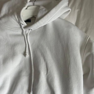 Vit och peach hoodie från BikBok - Två hoodies i oversized modell, en i klassiskt vitt och en i peach från BikBok. Båda har huva, snörning och magficka. Perfekta för chill dagar eller när du vill ha en enkel och snygg look. Mjukt material som känns skönt mot huden. Säljer båda för 150 och en för 80kr