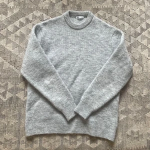 Stickad Zara tröja - Säljer en stickad tröja från Zara. Den är knappt använd och är därmed i nyskick. Färg: Grå. Storlek: S. Mitt pris 249 kr. Hör av er vid funderingar eller för fler bilder!