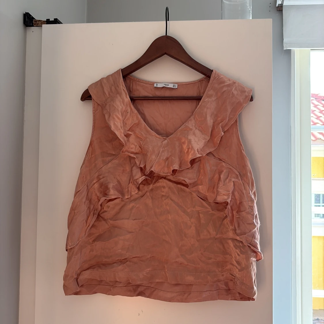 Persikofärgad volangblus från mango