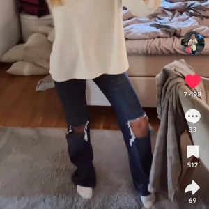 Mörkblå slitna bootcut jeans - Säljer ett par mörkblå jeans med bootcut passform och stora slitningar över knäna. De är även lowwasited. Skit snygga, om ni vill ha egna bilder kom privat 