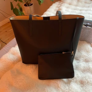 Svart shoppingväska från Anna Field - Svart väska ifrån Anna Field- köpt på zalando, väskan är helt ny och aldrig använd 🎀