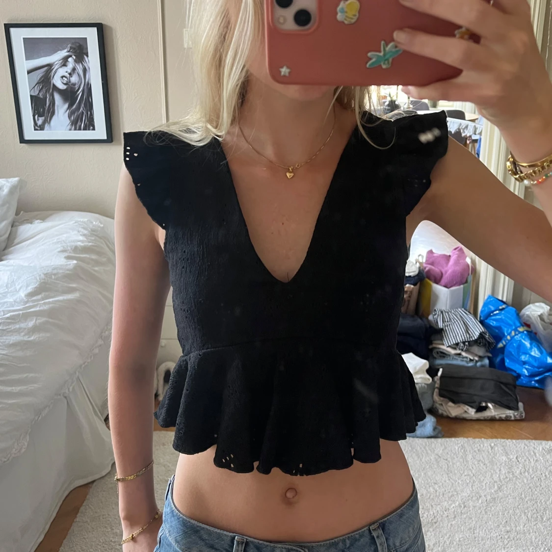 Svart volangblus med v-ringning