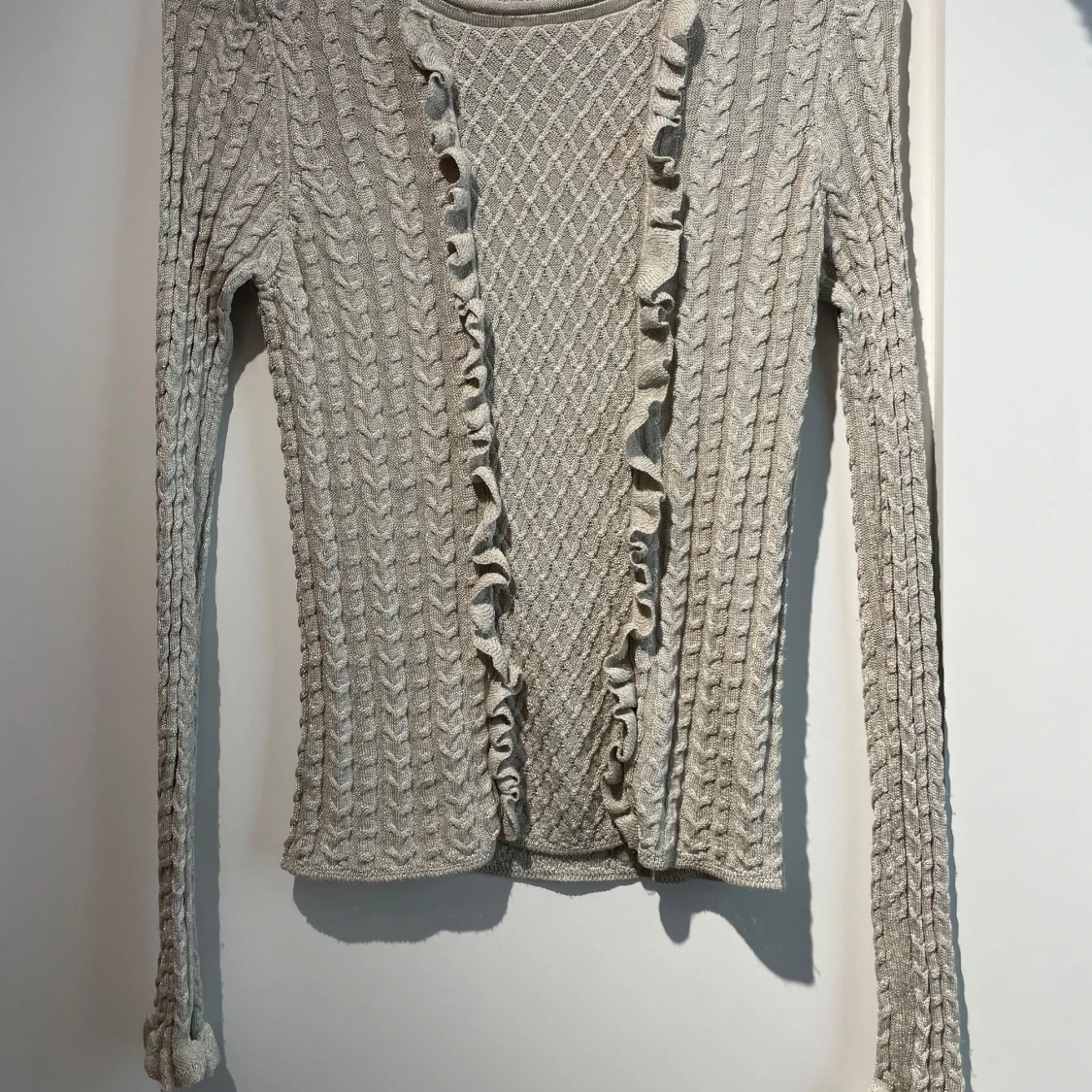 Beige stickad kofta med volang från Zara