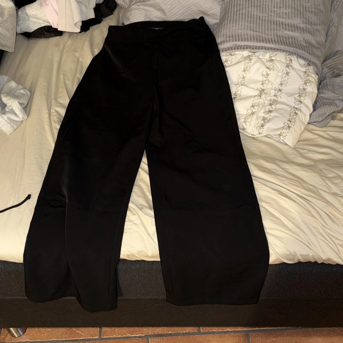 Högmidjade kostymbyxor  - 1