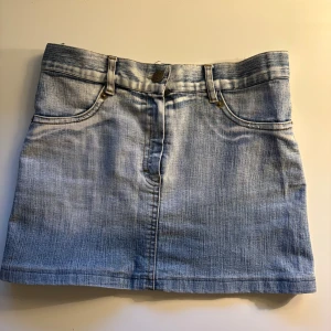 Ljusblå jeanskjol från vintage zarq life - Ljusblå jeanskjol från Zara life. Kjolen är köpt på en vintage affär och säljs inge mer. Kjolen är perfekt som 2000s stil och den är low waist med små diamanter på fickorna. Priset går att diskuteras och det är bara att höra av sig om det finns några frågor💕💕