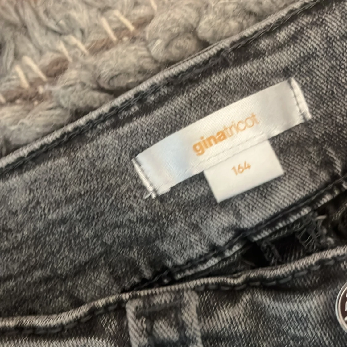 Grå bootcut jeans från Gina Tricot - 3