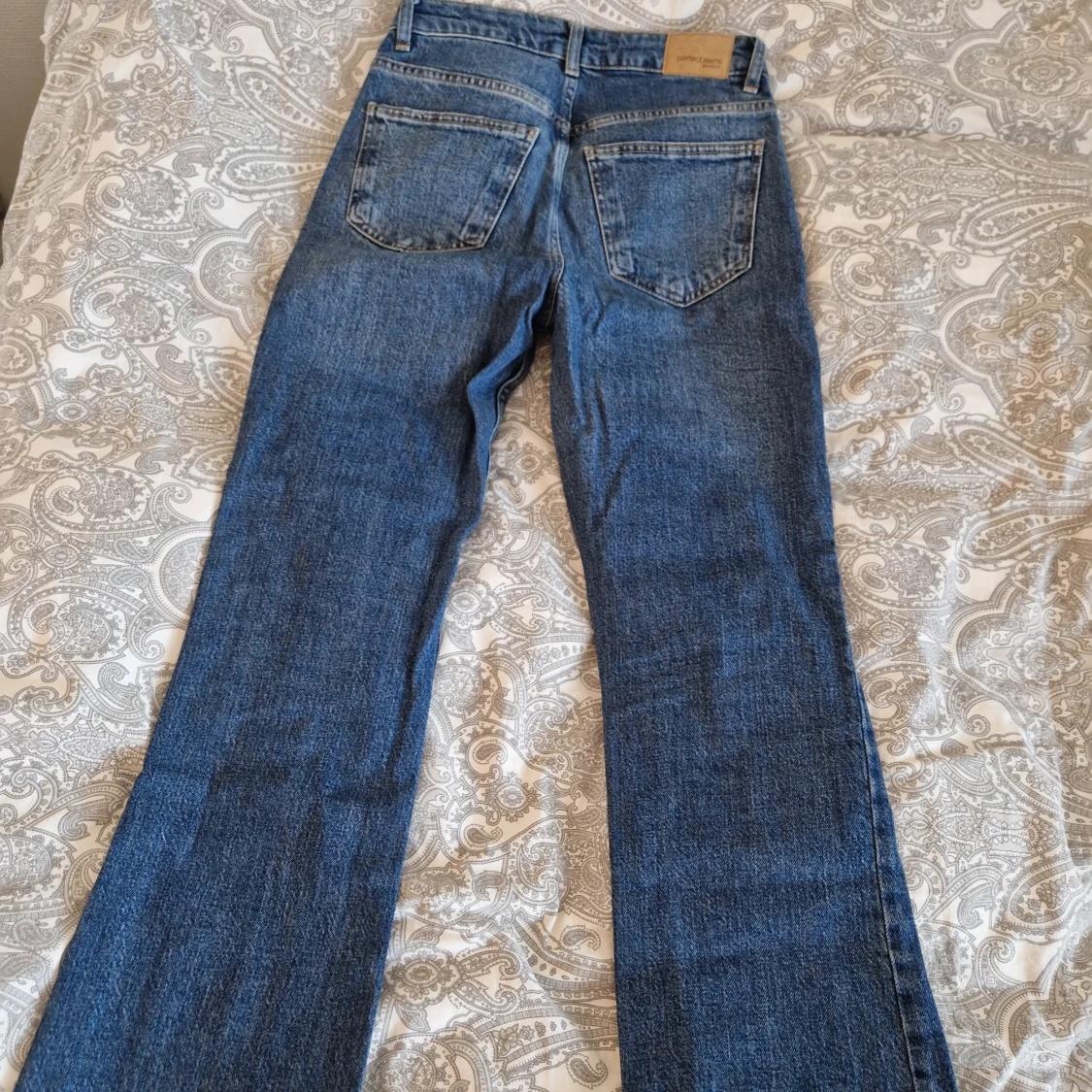 Blå Perfect Jeans från Gina Tricot - 2