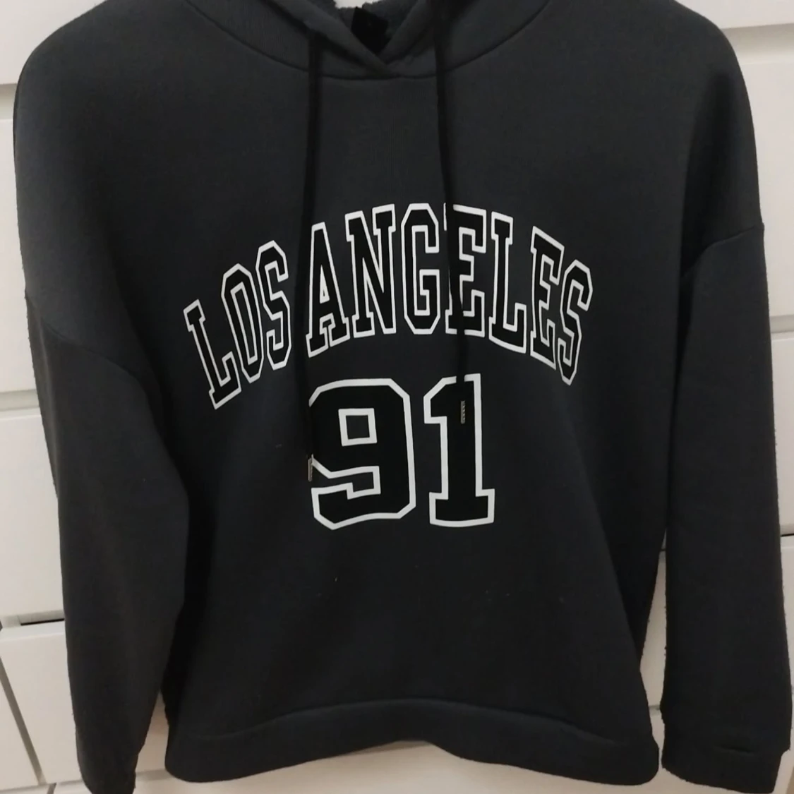 Svart hoodie Los Angeles 91 från SHEIN