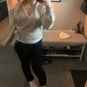 Svara true religion jeans - Svarta EXTREMT lågmidjade true religion jeans i storlek s/m inprincip nya köpta för 1000 och använda fåtal gånger