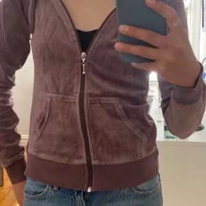 Lila velourjacka med dragkedja XS - Mysig lila velourjacka från Cubus i storlek XS. 