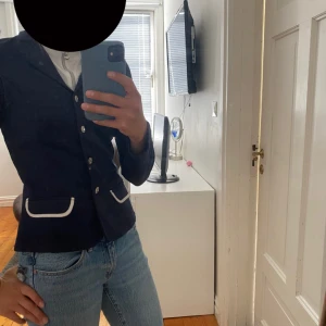 Mörkblå tävlinskavaj från CRW  - Tävlingskavaj till hoppning eller dressyr storlek 160. 