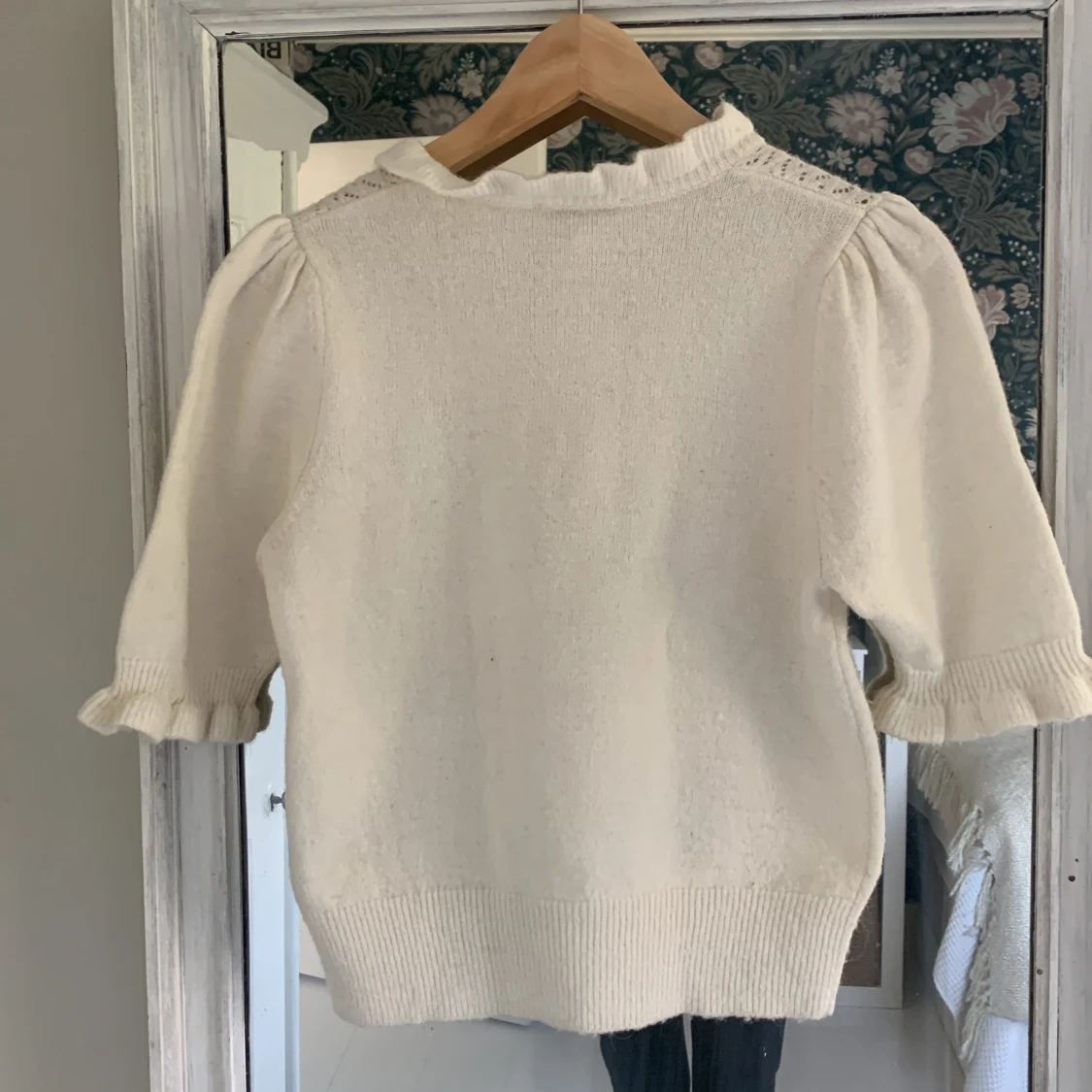 Vit stickad tröja med volang Holly & Whyte - 1