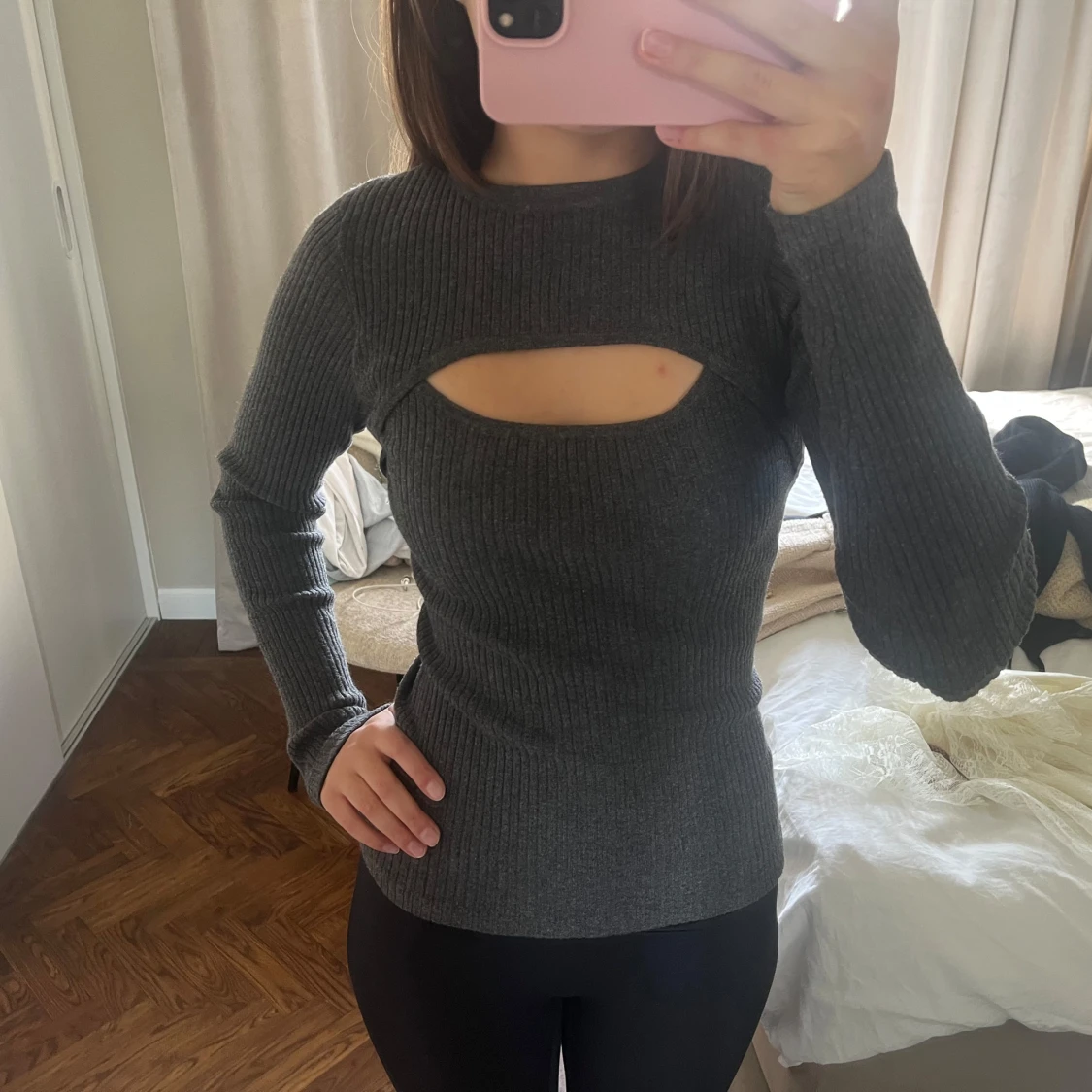 Grå ribbad tröja med cut-out Soft Goat