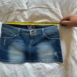 Lågmidjad jeanskjol - Lågmidjad jeanskjol i storlek 36, från bershka 