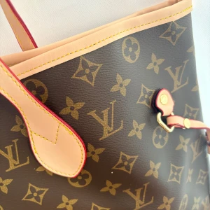 Rymlig Toteväska - . Äkta < d u p e > kommer med pochette, dustbag och kartong. ♻️Du hittar inte BÄTTRE  pris med denna kvalitet någon annanstans⚜️. Paketet skickas välpaketerat och med SNABB frakt. Din unboxing kommer att vara en GULDVÄRD upplevelse när du inser vilket KAP du har gjort!🥇 Skynda fynda många som är INTRESSERADE och förhandlar. 📞REGLER GÄLLER: skickas till den första som genomför betalningen i tid.  ⏳