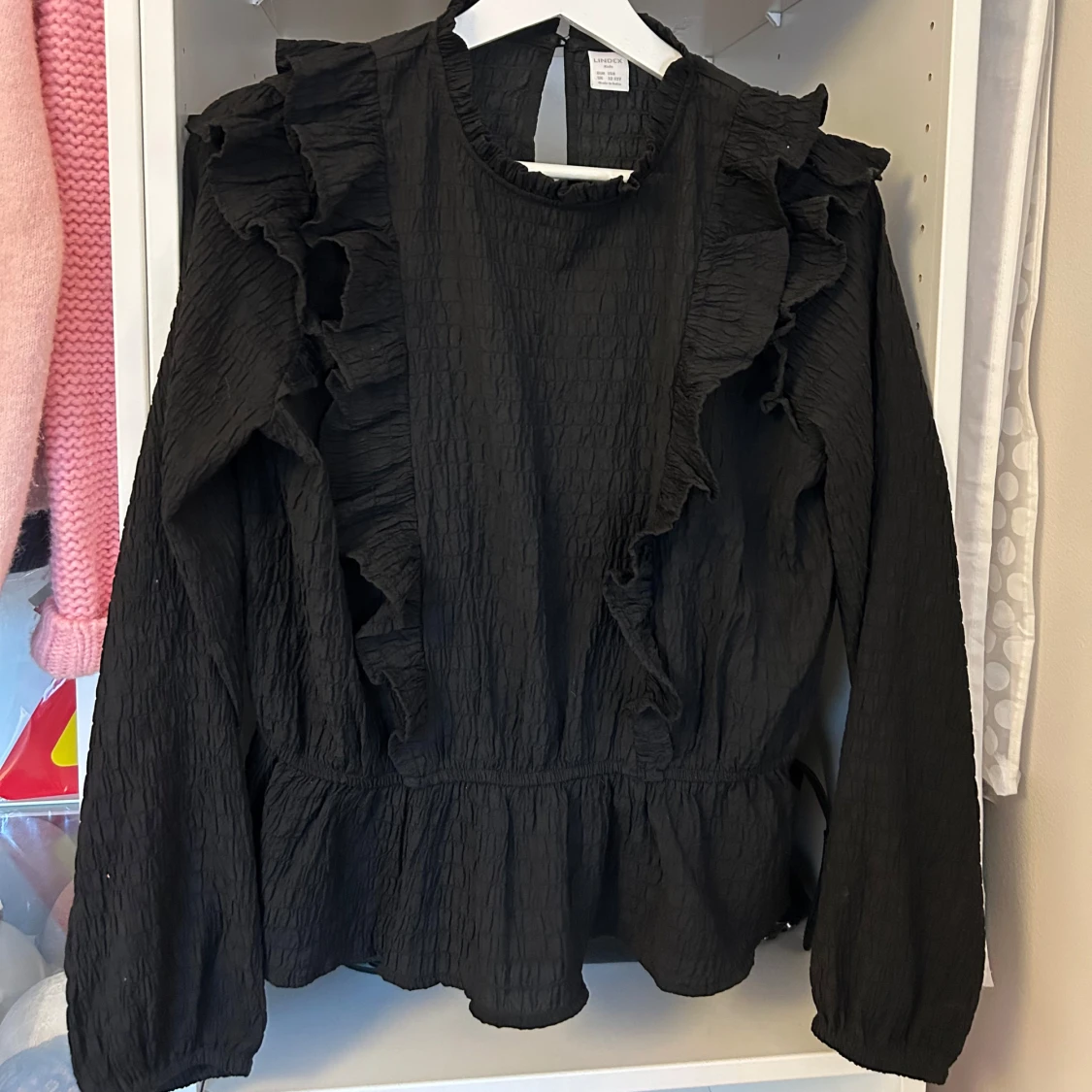 Svart blus med volanger från Lindex
