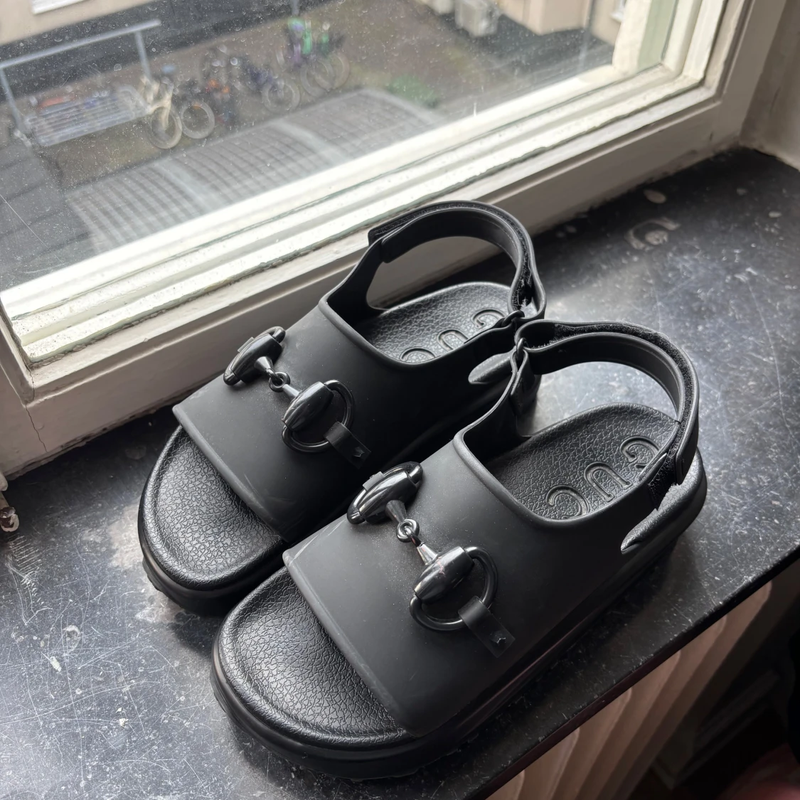 Svarta sandaler från Gucci med plattform - 4