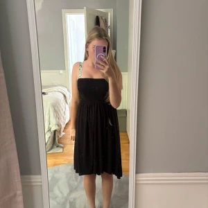 Svart axelbandslös klänning - Säljer en svart axelbandslös klänning.